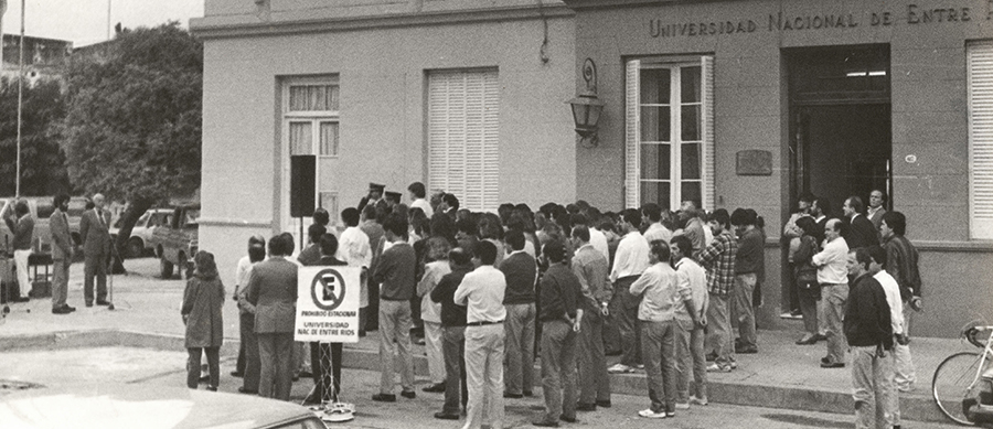 frente del antiguo rectorado con gente en la vereda